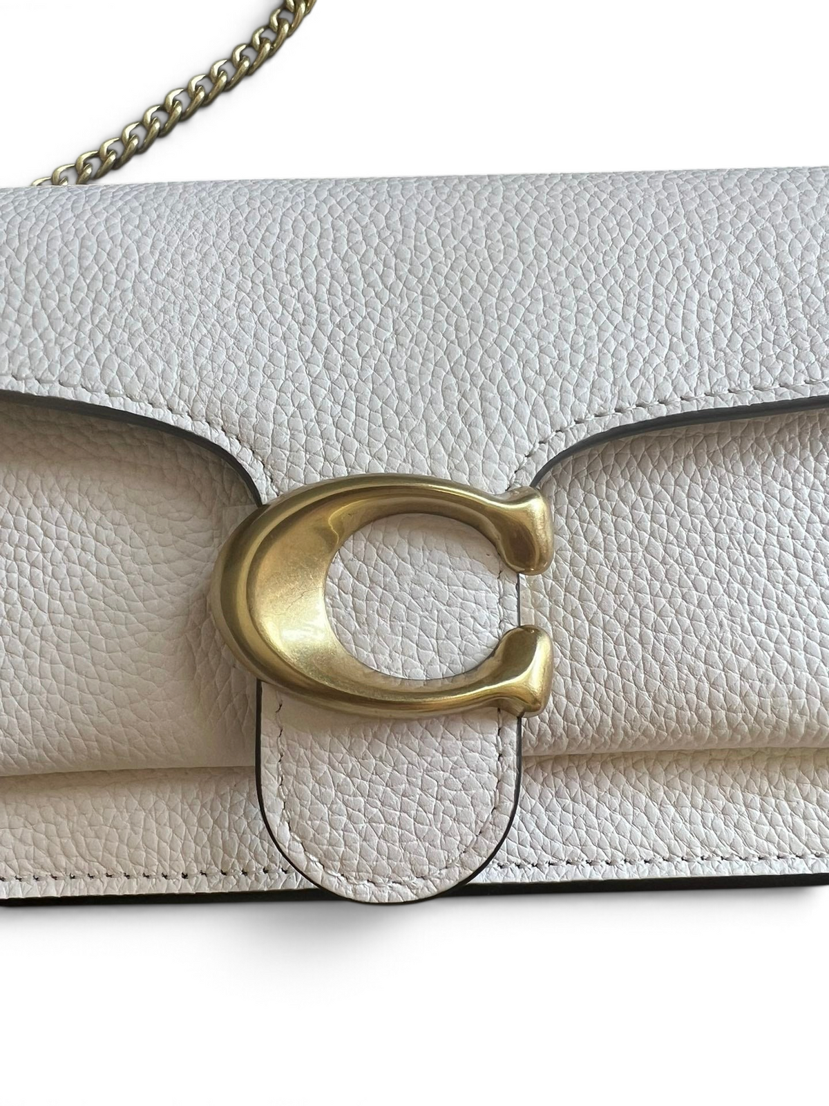 SWORD LUXURY beyaz deri Coach Mini Tabby çanta, altın rengi C logolu ve zincir askılı zarif tasarım.