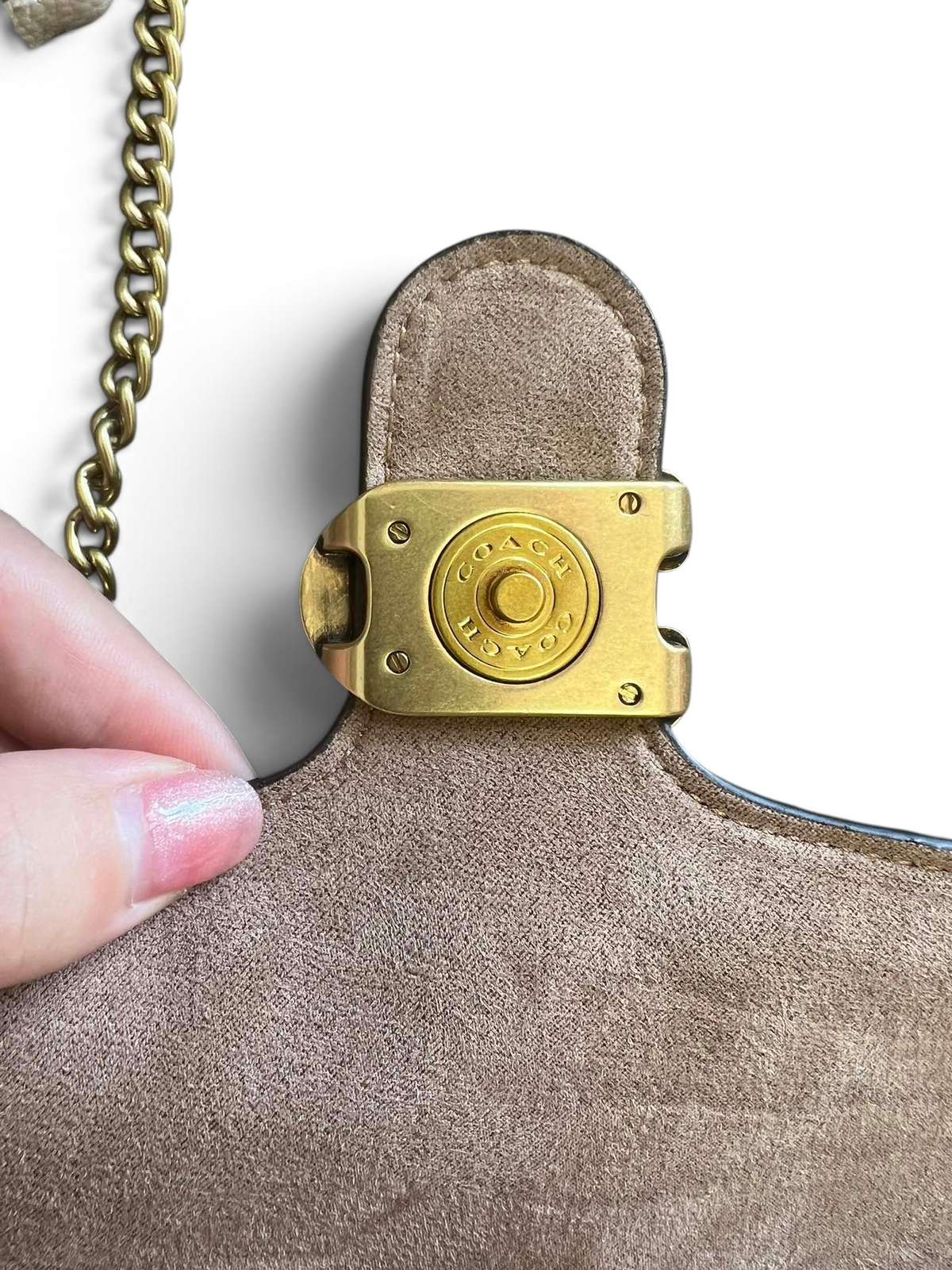 SWORD LUXURY Coach Mini Tabby çanta, altın tonlu C logolu metal toka ve süet iç astar detayı ile beyaz deri tasarım.