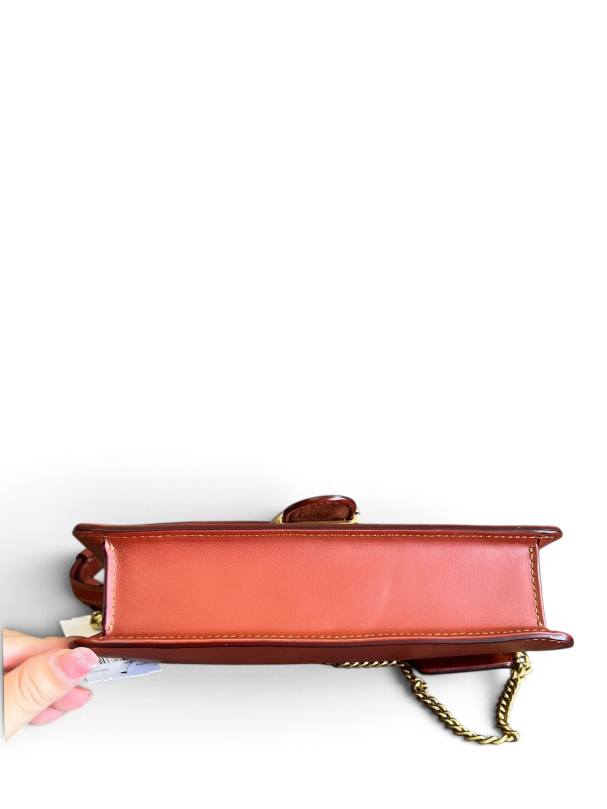 SWORD LUXURY Coach Mini Tabby zincir askılı kahverengi deri çanta, yan profilden altın donanım detaylarıyla görünüm.