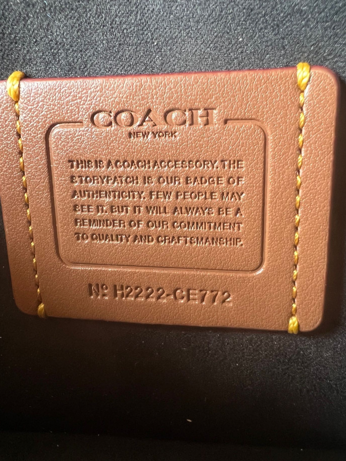 SWORD LUXURY Coach Mini Tabby çanta iç kısmında yer alan, kalite ve işçilik detaylarını içeren deri otantiklik etiketi