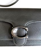 SWORD LUXURY marka, altın tonlu C logolu ve dokulu deri detaylı siyah Mini Tabby zincirli çanta.
