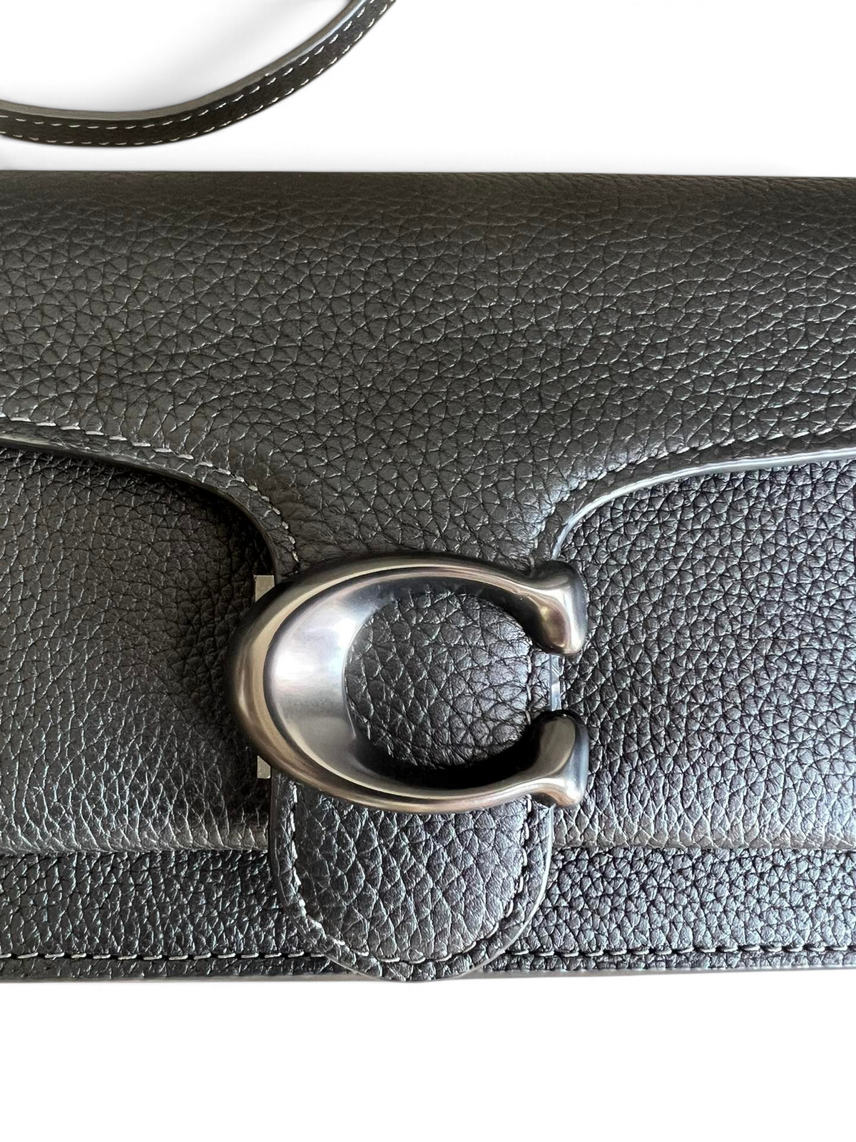 SWORD LUXURY marka, altın tonlu C logolu ve dokulu deri detaylı siyah Mini Tabby zincirli çanta.