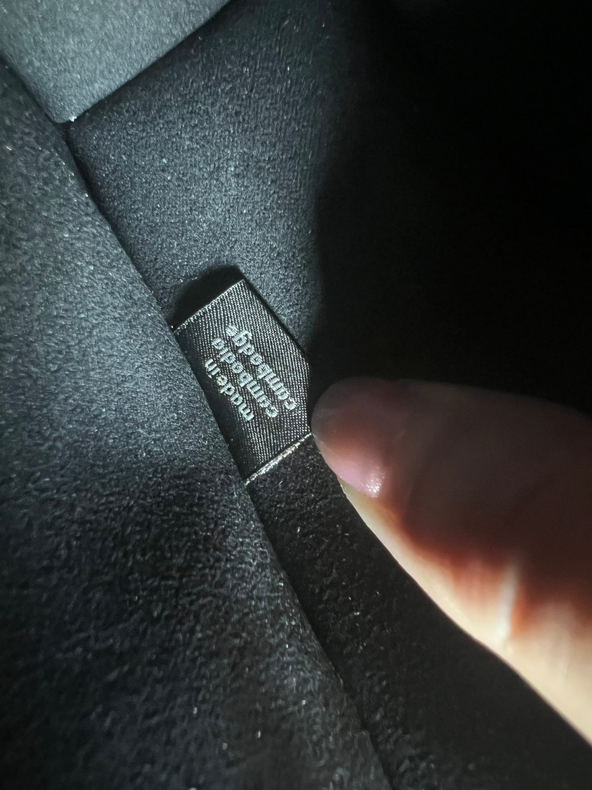 SWORD LUXURY Mini Tabby çanta iç kısmında yer alan Kamboçya üretimi etiket detayı
