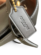 SWORD LUXURY Coach Studio 19 omuz çantası üzerinde siyah deri detay ve altın renkli metal logo etiketi