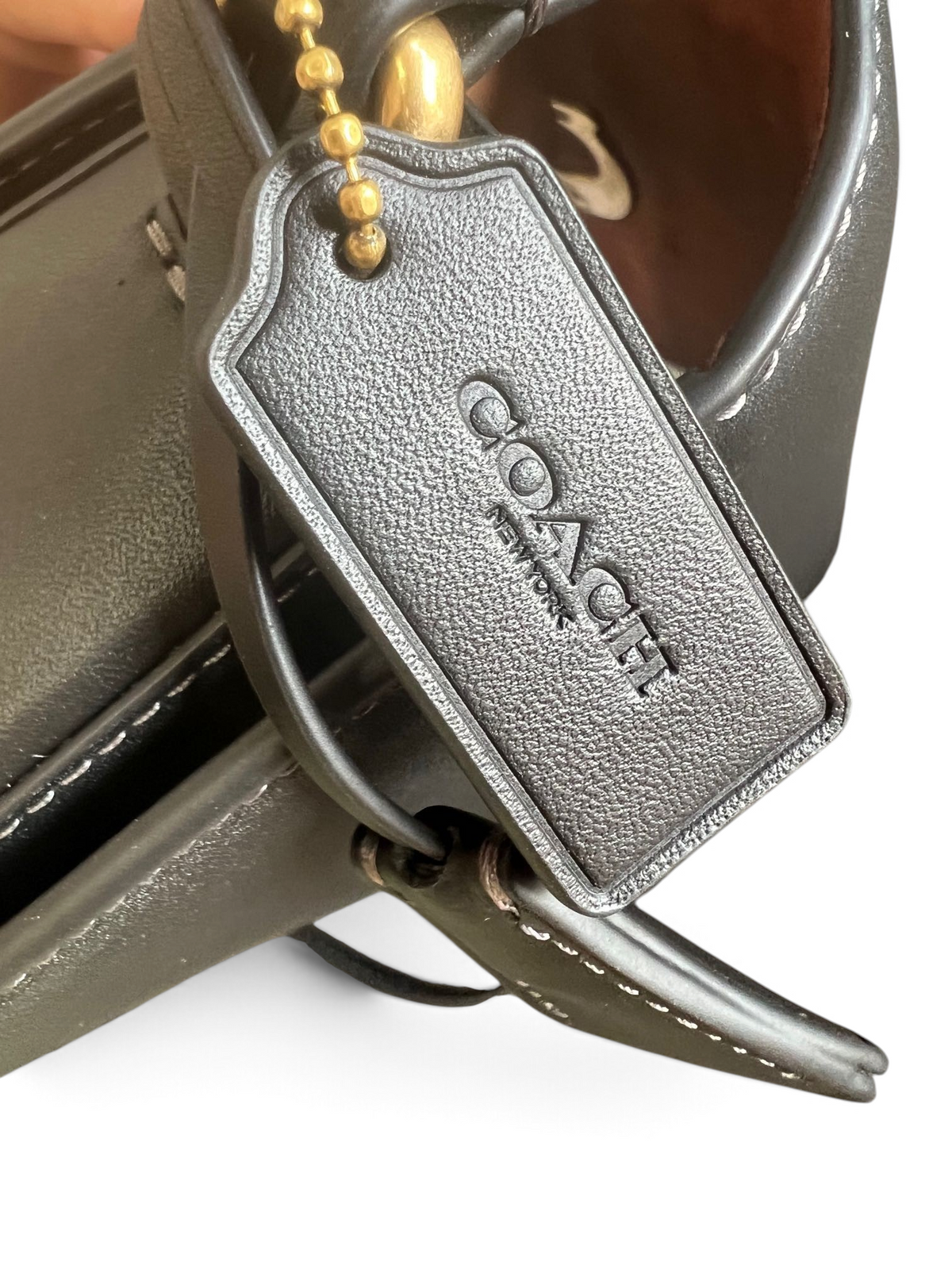SWORD LUXURY Coach Studio 19 omuz çantası üzerinde siyah deri detay ve altın renkli metal logo etiketi