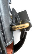 SWORD LUXURY Coach Studio 19 siyah deri omuz çantasının altın renkli metal detayları ve marka logosu yakın çekimi