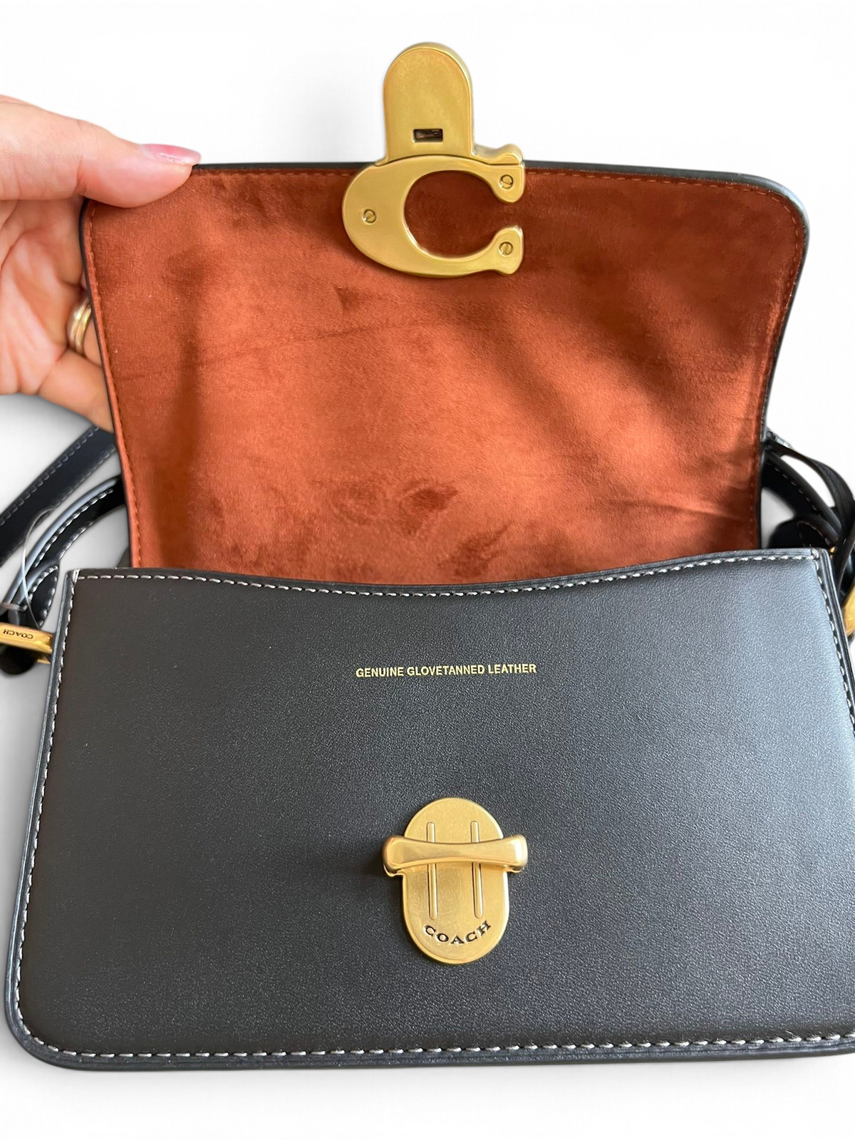 SWORD LUXURY Coach Studio 19 siyah deri omuz çantası, altın renkli C kilit detayı ve süet iç astarı ile.