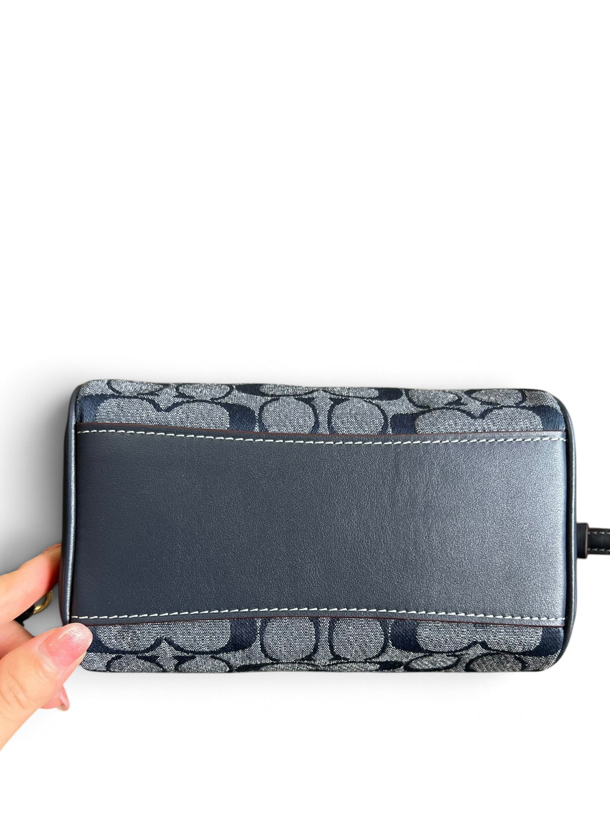 SWORD LUXURY Coach Mini Boston çanta, denim kanvas monogram desenli ve deri detaylı alt görünüm.