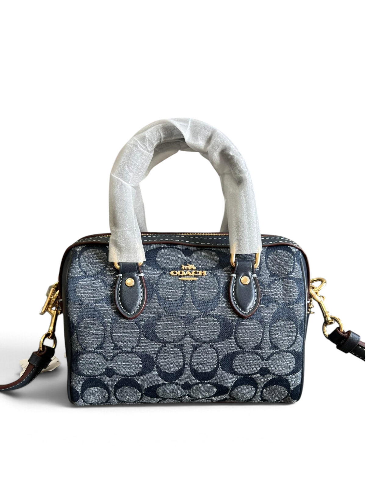 SWORD LUXURY Coach Mini Boston çanta, denim kanvas monogram desenli, deri detaylı ve altın tonlu metal aksesuarlı.