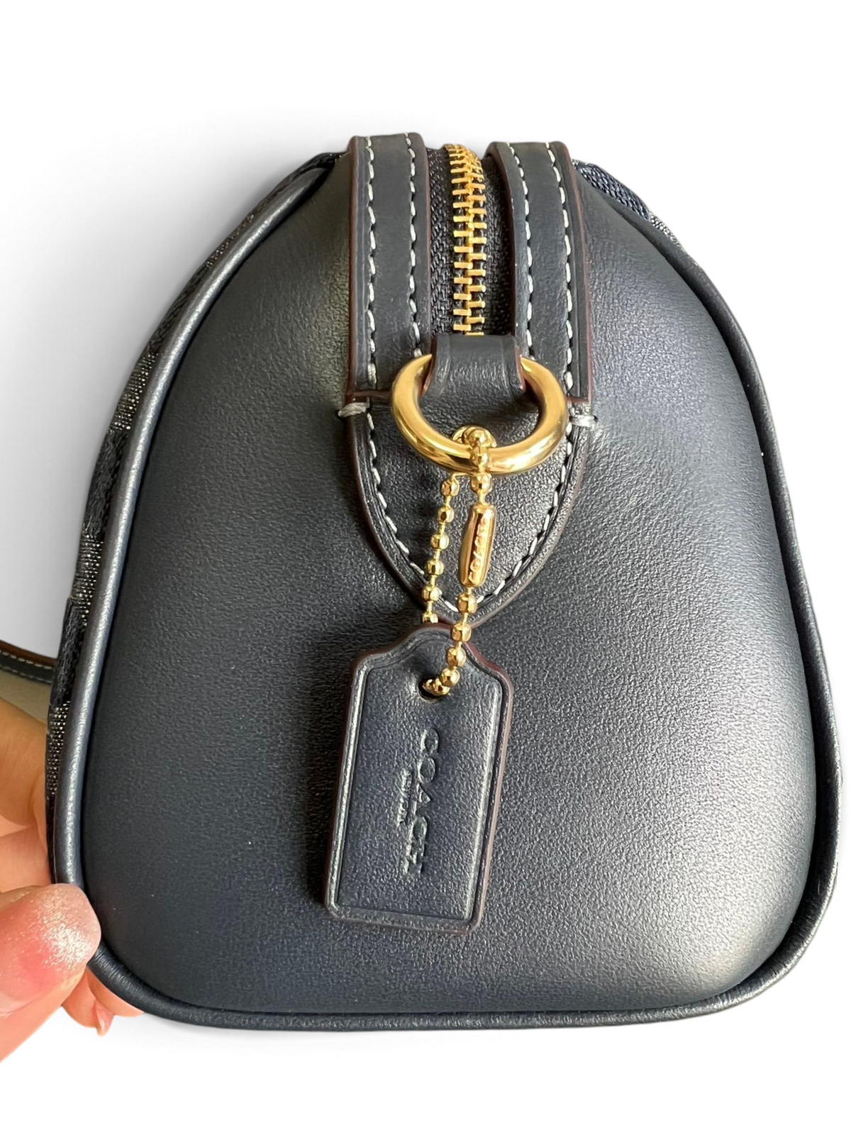 SWORD LUXURY Coach Mini Boston çanta, altın tonlu fermuar detaylı ve deri etiketli lacivert denim kanvas yan görünüm.