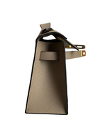 SWORD LUXURY Mini Kelly 22cm çanta, bej renkli Epsom deri dokusu, yan profil görünümü ve altın tonlu metal detaylar.