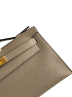 SWORD LUXURY marka, gri renkli, dokulu Epsom deri Mini Kelly 22cm çanta detayı ve altın rengi kilit mekanizması.