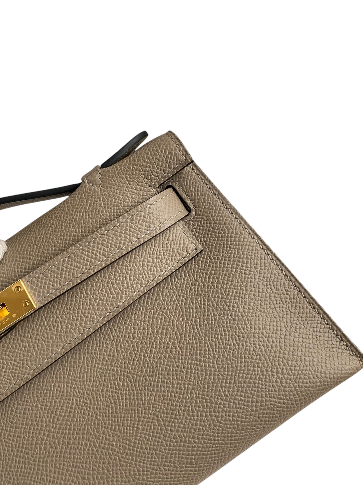 SWORD LUXURY marka, gri renkli, dokulu Epsom deri Mini Kelly 22cm çanta detayı ve altın rengi kilit mekanizması.