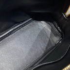 SWORD LUXURY Hermès Bolide Mini 19 çanta içi, siyah damarlı deri detayları ve kaliteli dikiş yapısı.