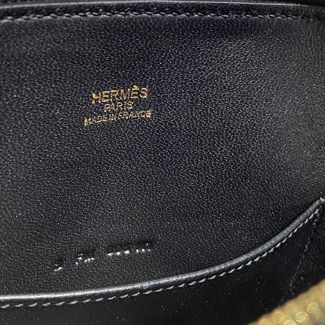 SWORD LUXURY Hermès Bolide Mini 19 çanta iç kısmında altın rengi kabartmalı logo ve deri dokusu detayı