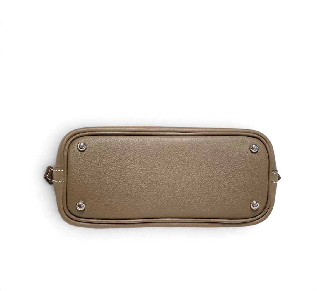SWORD LUXURY Hermès Bolide Mini 19 çanta tabanı, koruyucu metal ayaklı, taupe renkli damarlı deri detaylı.