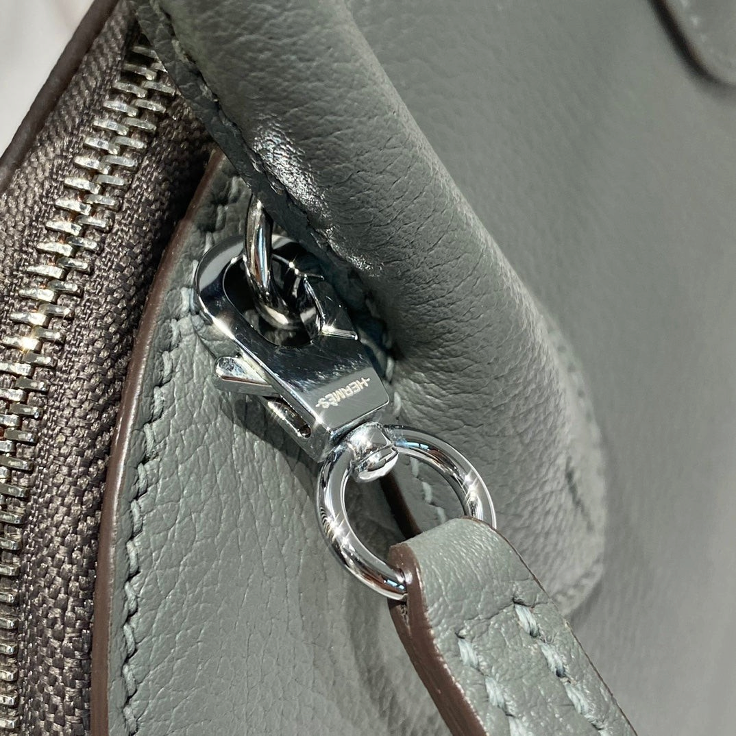 SWORD LUXURY Hermès Bolide Mini 19 çanta, gri taneli deri detayları ve parlak paladyum kaplama metal aksamları.