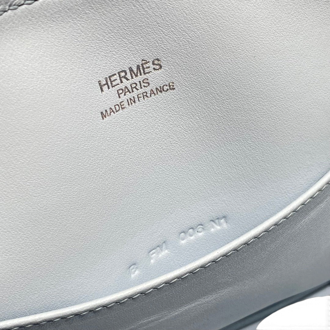 SWORD LUXURY Hermès Bolide Mini 19 çanta iç kısmındaki deri kabartmalı logo ve seri numarası detayı