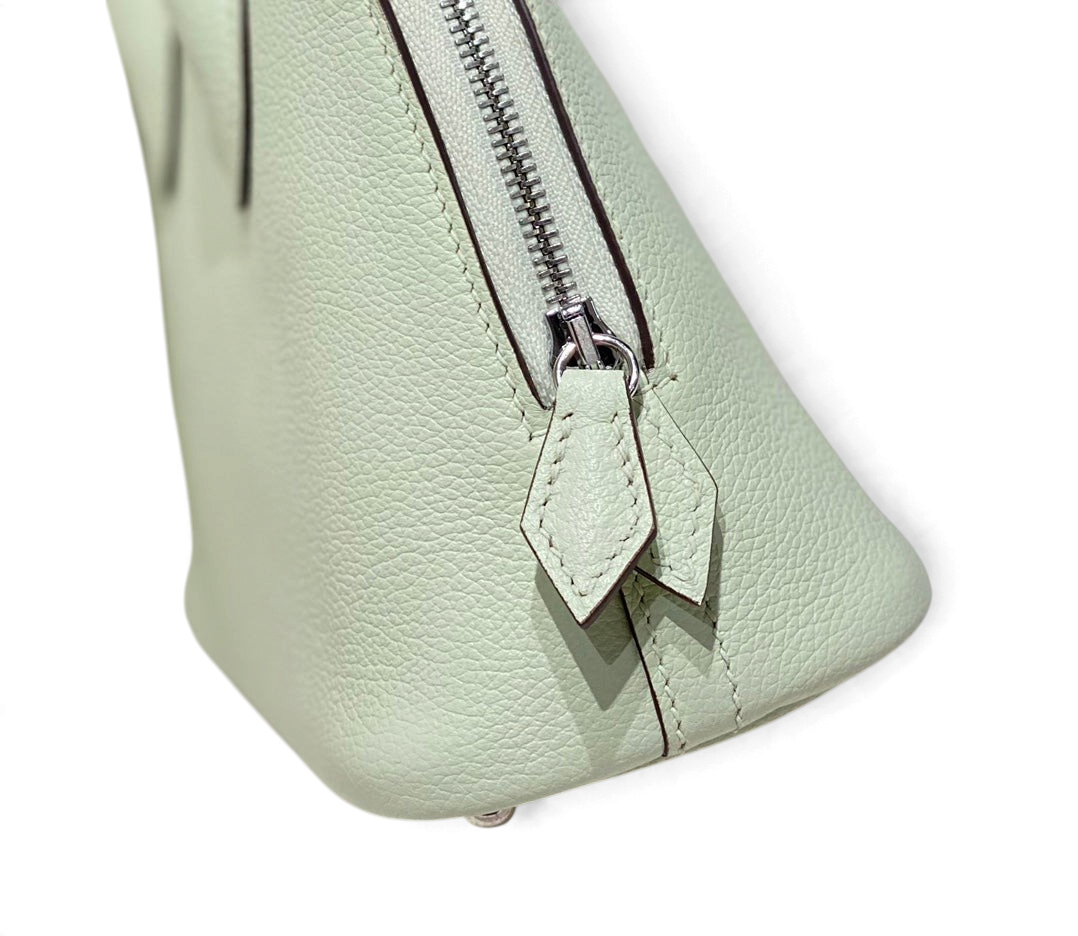 SWORD LUXURY Hermès Bolide Mini 19 çanta, açık yeşil damarlı deri detayları, fermuarı ve metal aksesuarları ile.