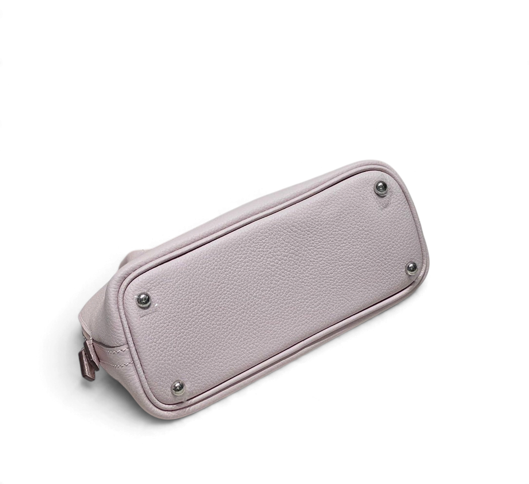 SWORD LUXURY Hermès Bolide Mini 19 çanta, pembe taneli deri tabanı ve koruyucu metal ayak detaylarıyla.