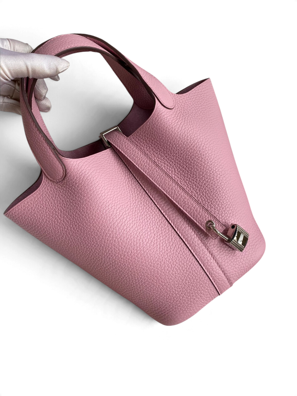 SWORD LUXURY pembe Clemence deri Hermès Picotin 18 çanta, gümüş tonlu asma kilit detayı ve çift saplı tasarım.