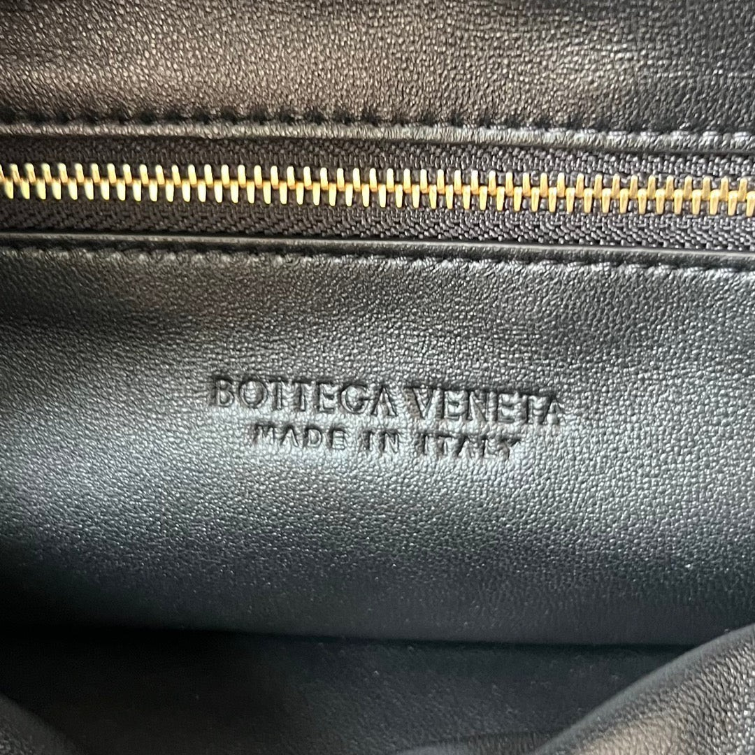 SWORD LUXURY Bottega Veneta Small Hop çanta iç kısmında altın rengi fermuar detayı ve deri kabartmalı logo
