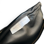 SWORD LUXURY Bottega Veneta Small Hop çanta iç kısmında yer alan deri dokusu ve Made in Italy etiket detayı