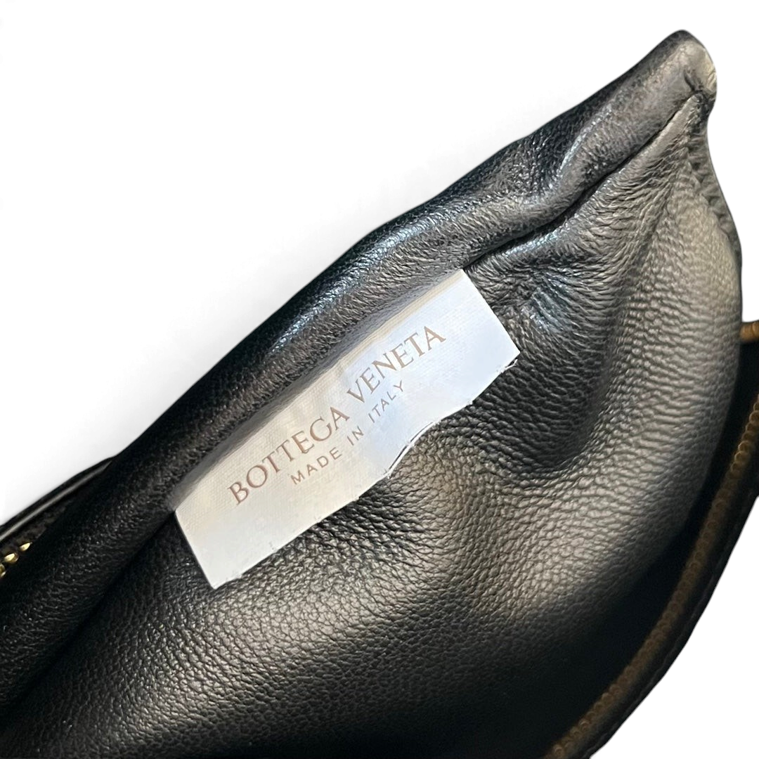 SWORD LUXURY Bottega Veneta Small Hop çanta iç kısmında yer alan deri dokusu ve Made in Italy etiket detayı