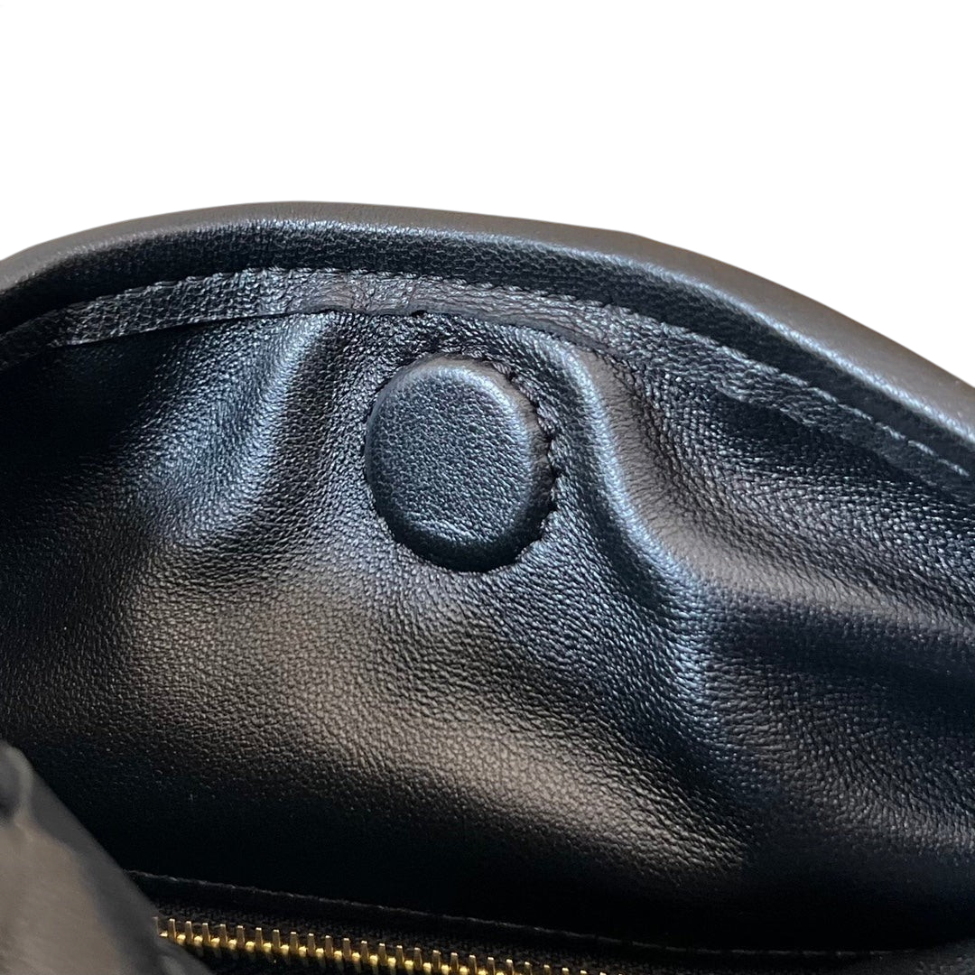 SWORD LUXURY Small Hop çanta için siyah deri iç detay ve manyetik çıtçıtlı kapama mekanizması