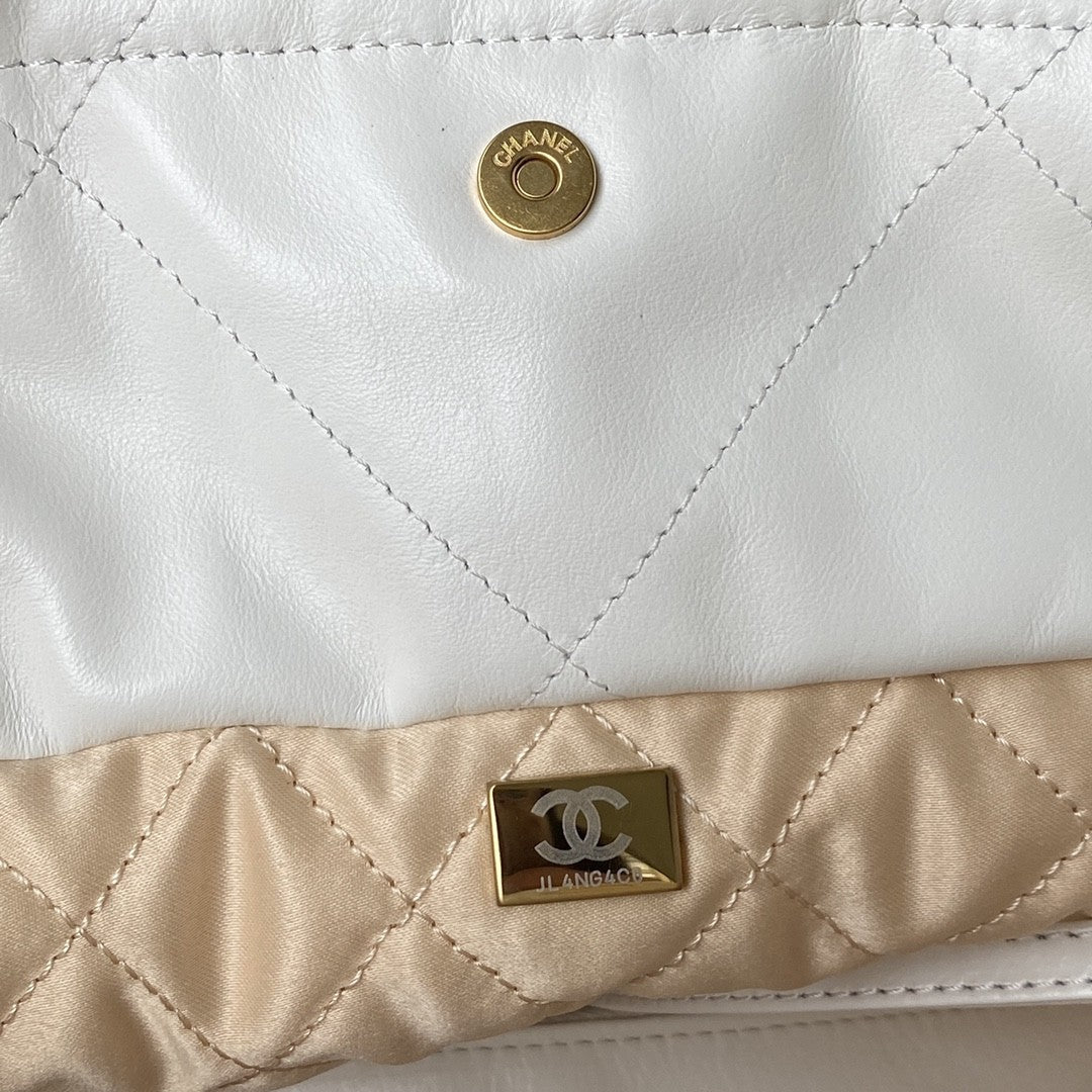 22 Large Handbags
