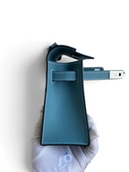 SWORD LUXURY Mini Kelly 22cm çanta, mavi Epsom deri, yan profil görünümü ve gümüş renkli metal detaylar.