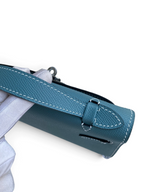 SWORD LUXURY Mini Kelly 22cm çanta, detaylı dikişli mavi Epsom deri dokusu ve zarif tasarımıyla öne çıkıyor.