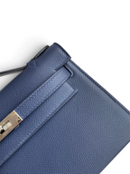 SWORD LUXURY lacivert Epsom deri Mini Kelly 22cm çanta, metalik kilit detayı ve kaliteli dikiş yapısı ile.
