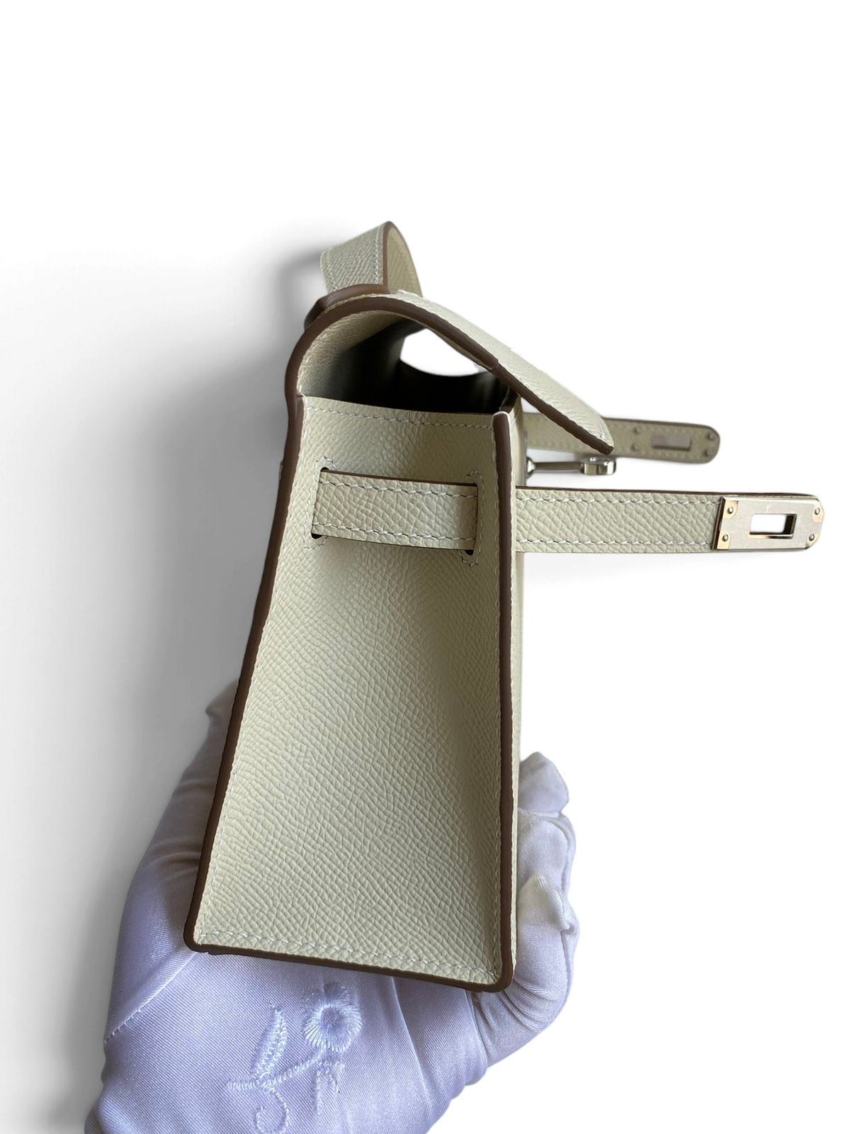 SWORD LUXURY 22cm Mini Kelly çanta, krem rengi Epsom deri, yan görünüm, ikonik twist kilit ve zarif dikiş detayları.