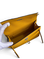 SWORD LUXURY sarı renkli, Epsom deriden üretilmiş, iç kısmı görünen 22 cm Mini Kelly çanta.