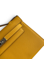 SWORD LUXURY hardal sarısı Epsom deri Mini Kelly 22cm çanta, detaylı dikişleri ve metal kilit mekanizması ile.