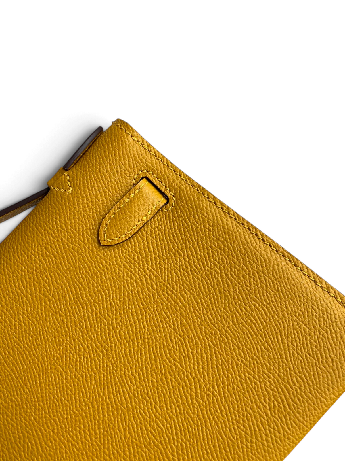 SWORD LUXURY hardal sarısı Epsom deri Mini Kelly 22cm çanta, detaylı dikişleri ve dokulu yüzeyi ile kutusunda.
