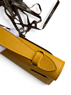 SWORD LUXURY hardal sarısı Epsom deri Mini Kelly 22cm çanta, detaylı dikişleri ve ikonik tasarımıyla kutu içinde.