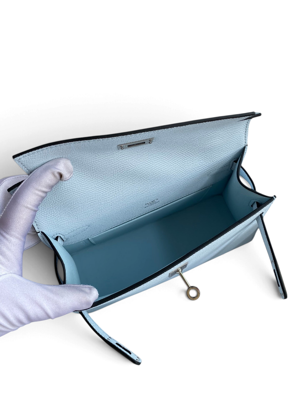SWORD LUXURY marka, açık mavi Epsom deri Mini Kelly 22cm çanta, iç kısmı ve detayları kutu içinde gösteriliyor.