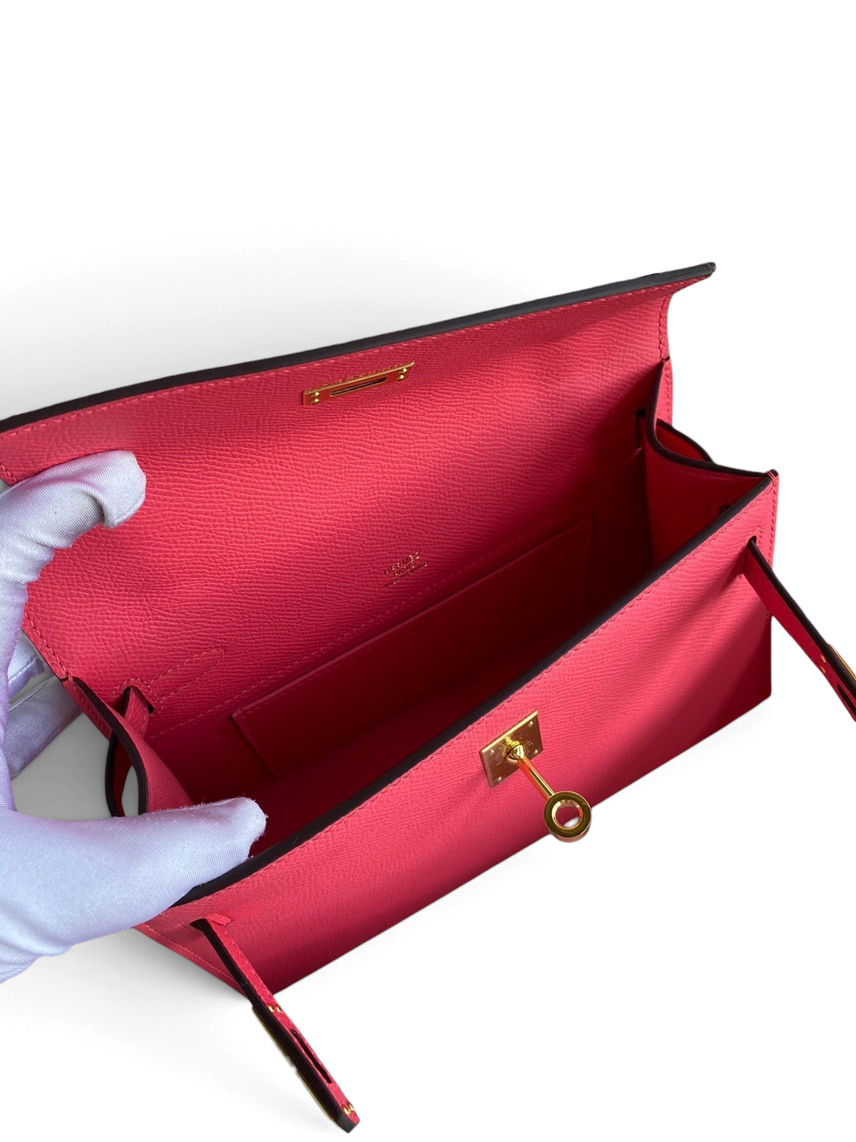 SWORD LUXURY marka, 22 cm boyutunda, pembe Epsom deri Mini Kelly çanta, altın rengi kilit detaylı iç görünüm.