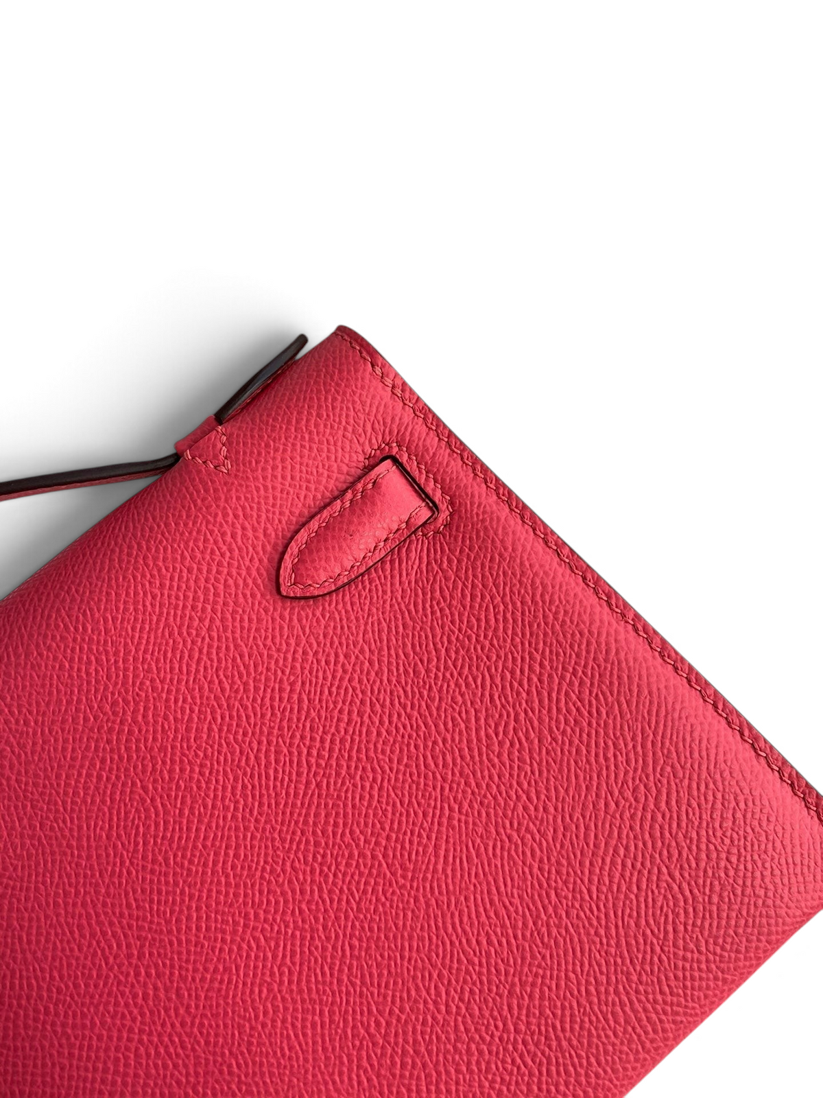 SWORD LUXURY pembe Epsom deri Mini Kelly 22cm çanta, detaylı dikişleri ve dokulu yüzeyi ile kutusunda.