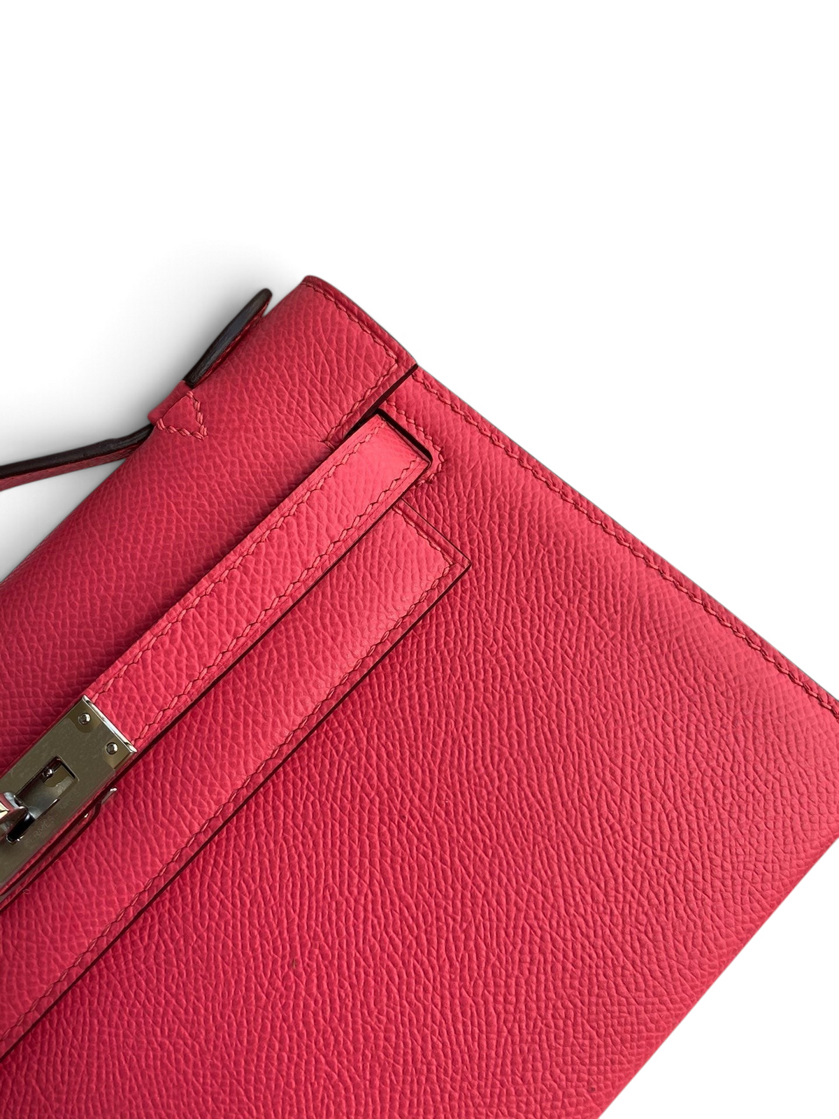 SWORD LUXURY 22 cm pembe Epsom deri Mini Kelly çanta, gümüş tonlu döner kilit detayı ve dokulu yüzeyi ile.
