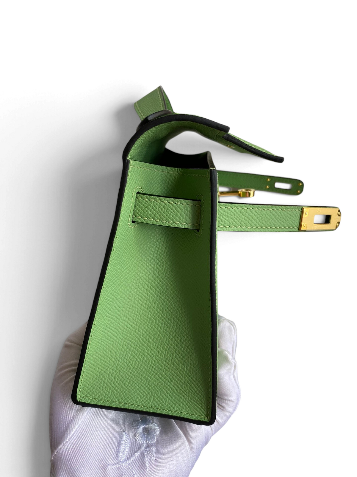 SWORD LUXURY 22 cm yeşil Epsom deri Mini Kelly çanta, altın rengi metal kilit detaylı yan görünüm.