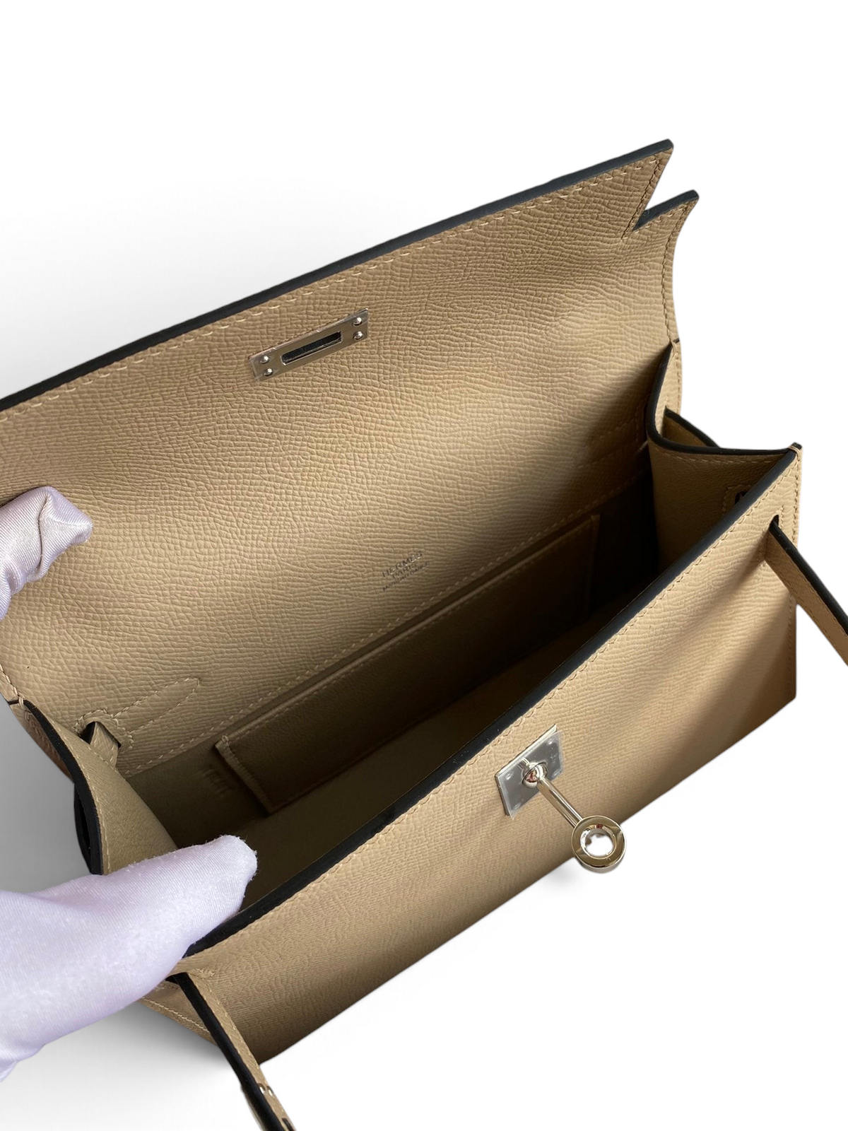 SWORD LUXURY bej renkli, Epsom deri Mini Kelly 22cm çanta, iç detayları ve metal kilit mekanizması ile.