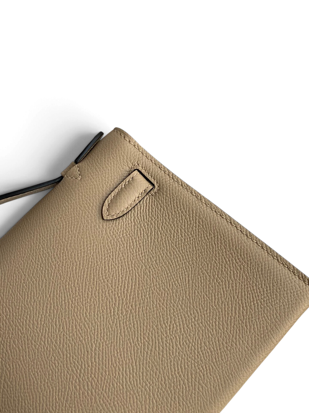 SWORD LUXURY bej renkli, ince dokulu Epsom deri Mini Kelly 22cm çanta detayı ve kaliteli dikiş yapısı.