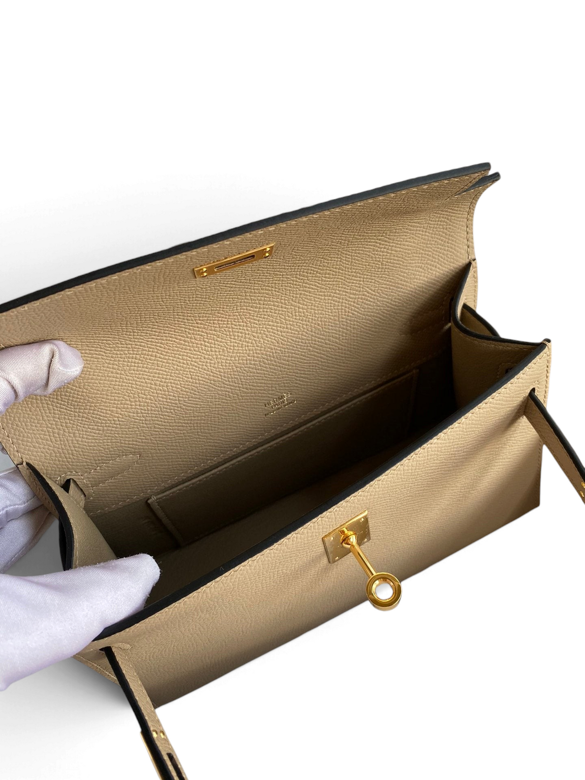 SWORD LUXURY bej renkli, Epsom deri, 22 cm Mini Kelly çanta, altın tonlu döner kilit detaylı iç görünüm