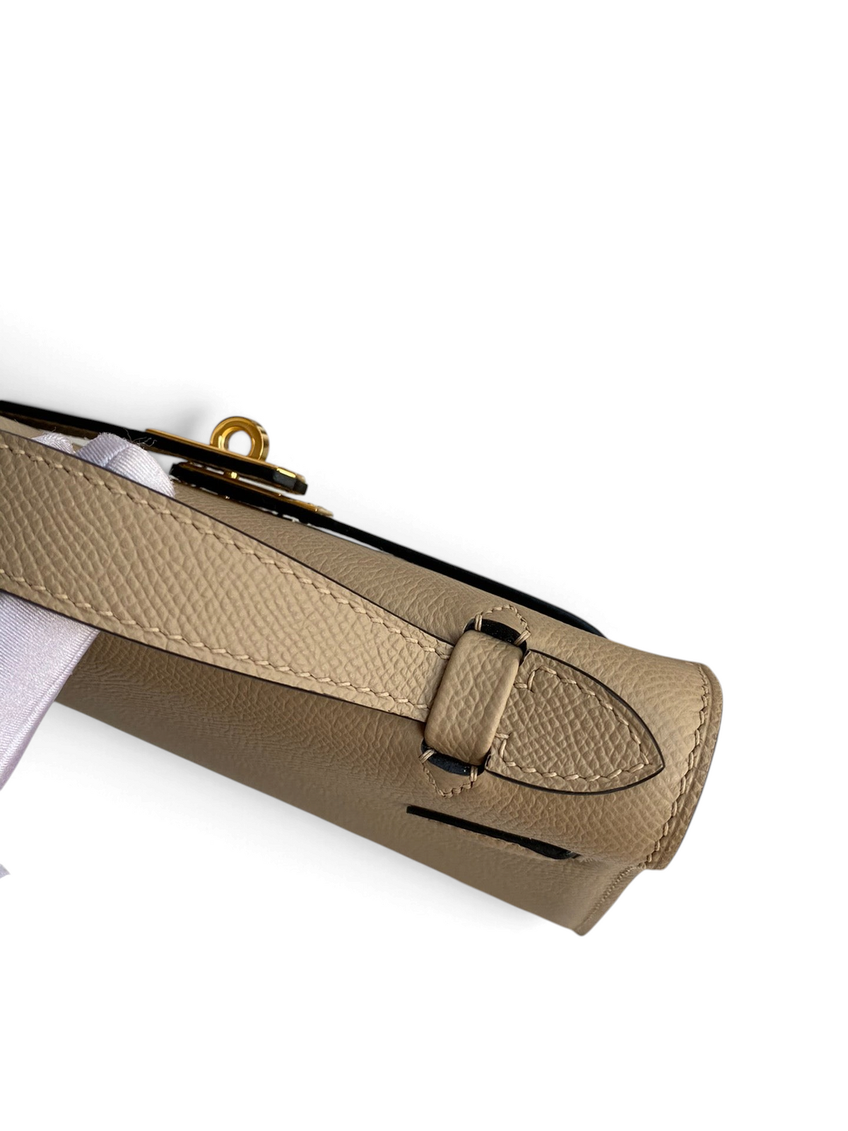 SWORD LUXURY bej renkli, dokulu Epsom deri Mini Kelly 22cm çanta, altın tonlu kilit detayı ve zarif dikişli yan profil.