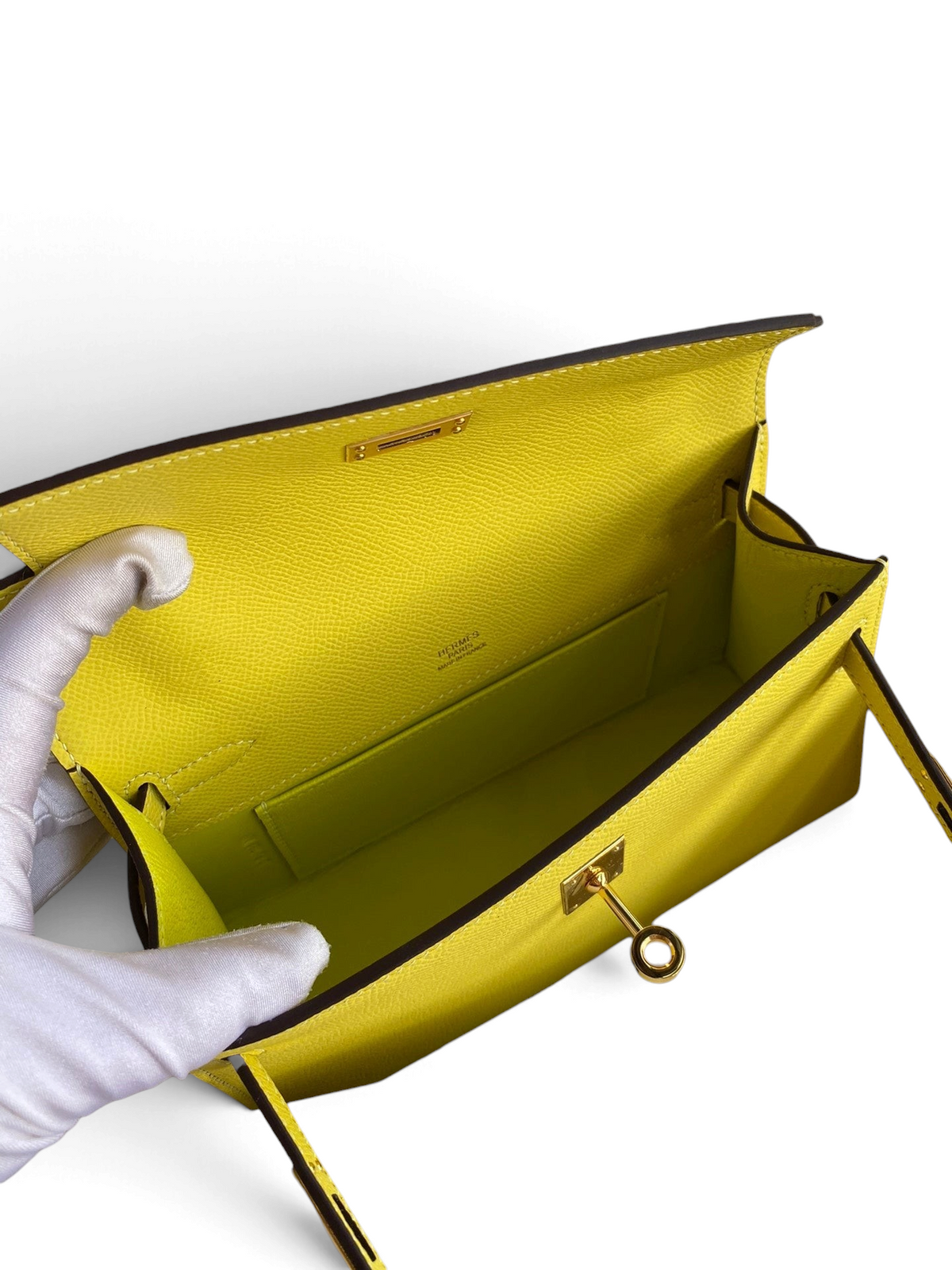 SWORD LUXURY sarı Epsom deri 22cm Mini Kelly çanta, iç kısmı ve altın rengi kilit detayı ile açık görünüm