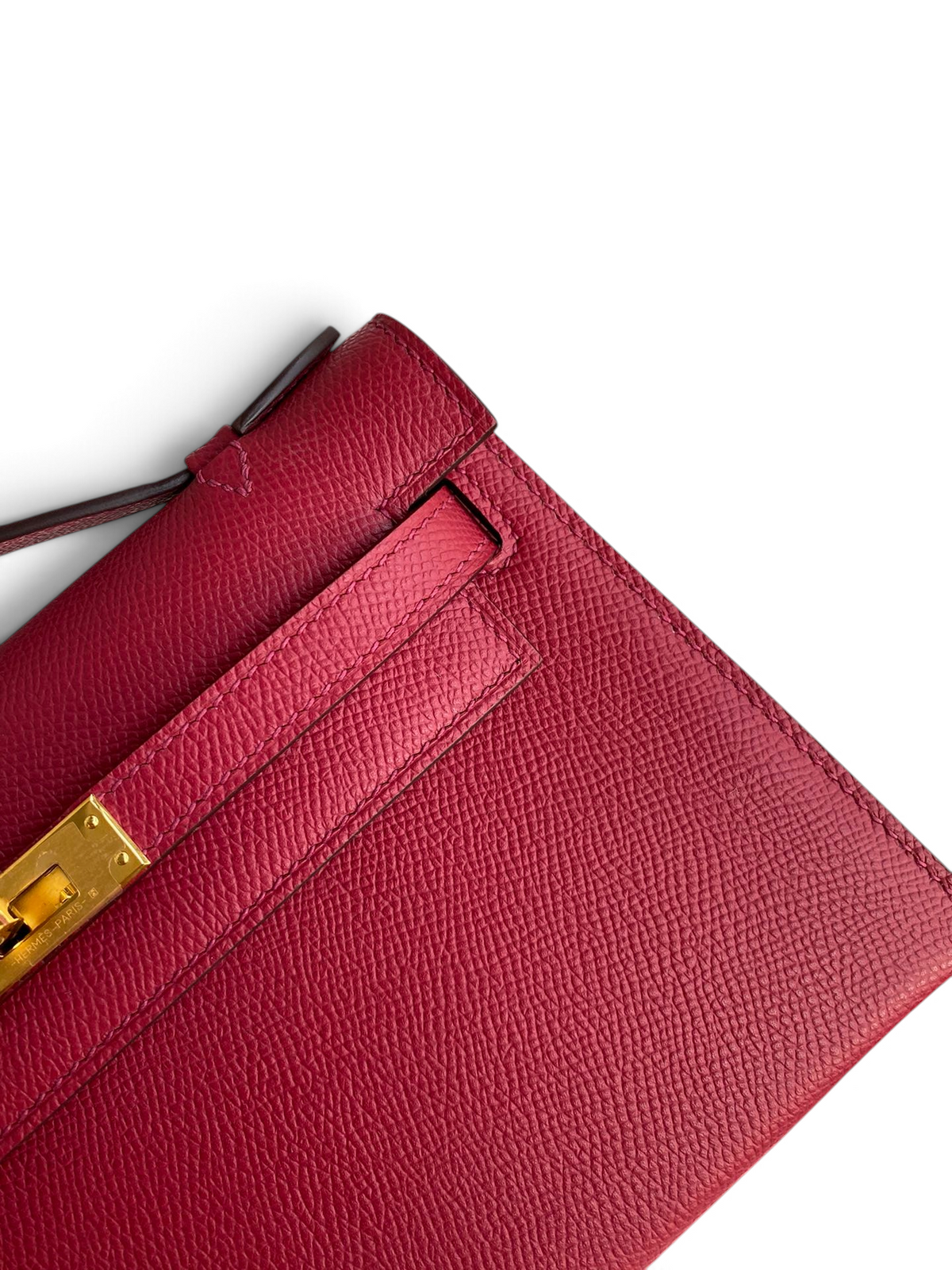 SWORD LUXURY 22 cm Mini Kelly çanta, kırmızı Epsom deri dokusu ve altın rengi metal detayları ile yakından görünüm.