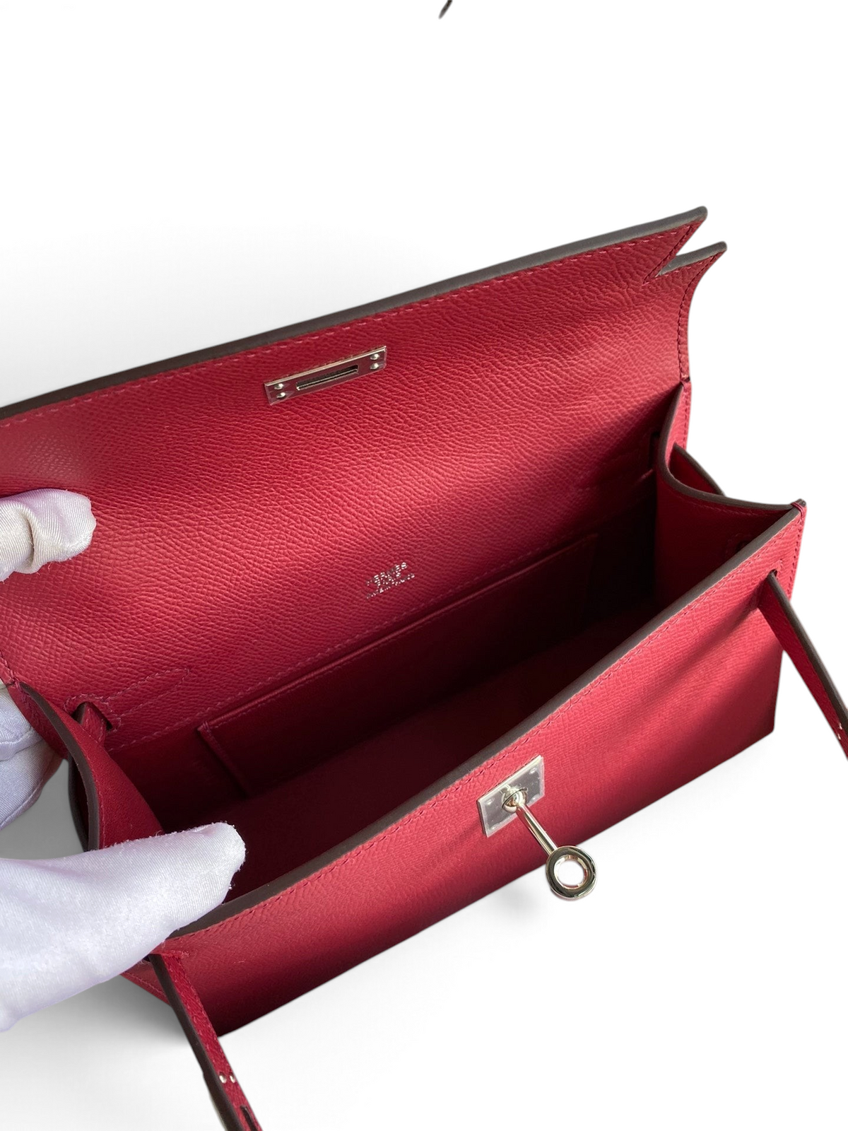SWORD LUXURY marka, 22 cm boyutunda, kırmızı Epsom deri Mini Kelly çanta, iç detayları ve metal kilit mekanizması.